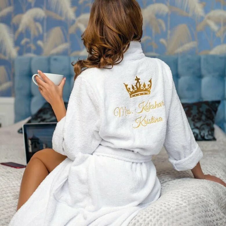 Халат махровый с надписью. Махровый халат любимая жена. Банный халат с вышивкой. Халат махровый любимой маме. Халат с вышивкой.