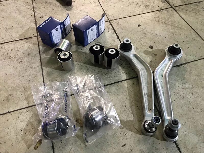 Задние сайлентблоки бмв е70 lemforder. Сайлентблок на бмв х5. Сайлентблоки передних рычагов бмв х5 е53. Сайлентблоки опор бмв х5 е70. Плавающий сайлентблок бмв х5 е53.