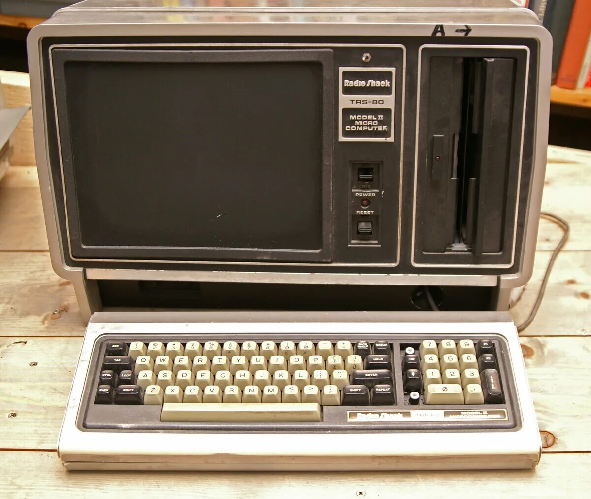 Компьютер 80 х. Компьютер 80 х. Персональный компьютер trs-80. Trs-80 фирмы tandy-radio shack. Роботрон эвм.