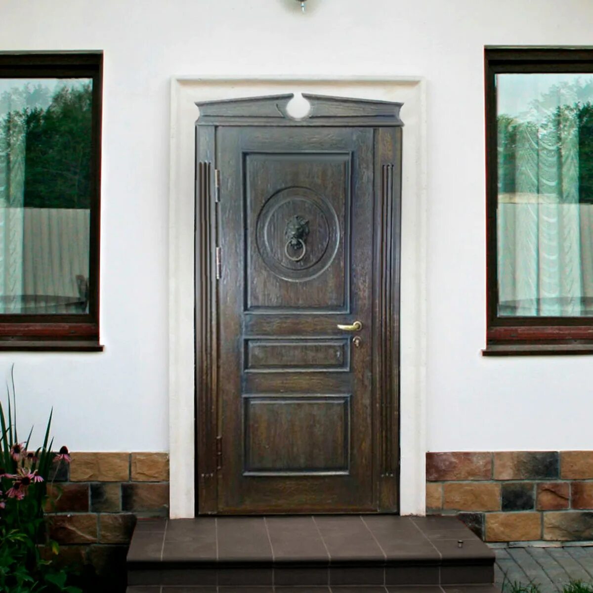 Уличная дверь с ковкой. Железная дверь входная в дом своими. Дверь уличная металлическая. Входные двери в загородный дом. Дверь уличная.