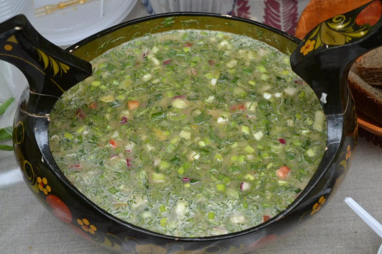 Постная окрошка. Окрошка на квасе. Окрошка на столе. Порционная окрошка. Рыбная окрошка на квасе.