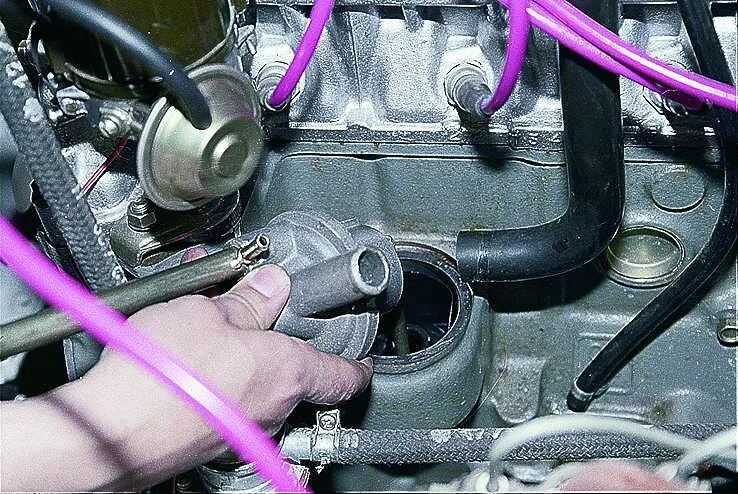 8 сапун двигателя. 2 сапун. Клапан сапуна ваз 2109. Куда идет сапун. Форд скорпио 1 клапан картерных газов.