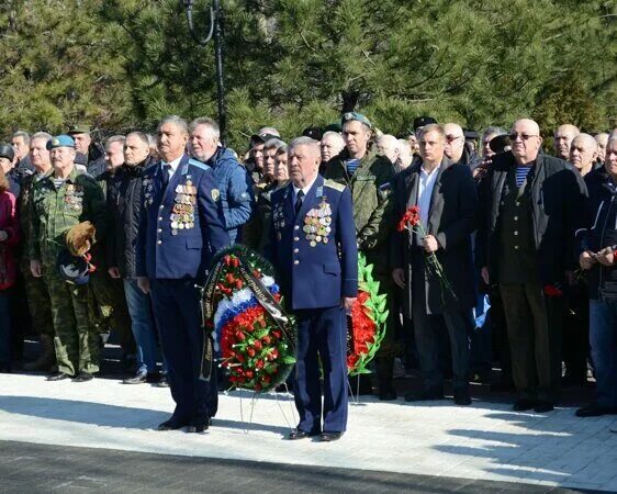 Сквер рыбнева новороссийск где. Боевое братство Новороссийск. Боевое братство города Новороссийск. Сквер Рыбнева Новороссийск.