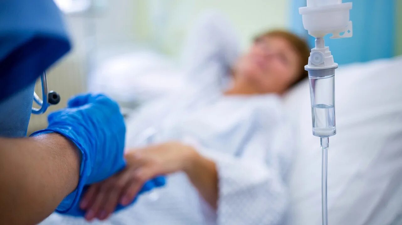 Медсестра в гериатрии. Капельница пожилому человеку. Руки медработника. Человек стоящий с капельницей. Капельницы при гипертоническом кризе.