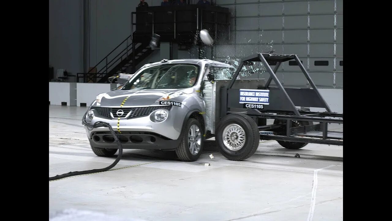 Ниссан жук безопасность. Test Nissan Juke 2011. Краш тест машин. Жук краш. Краш тест JAC x4.