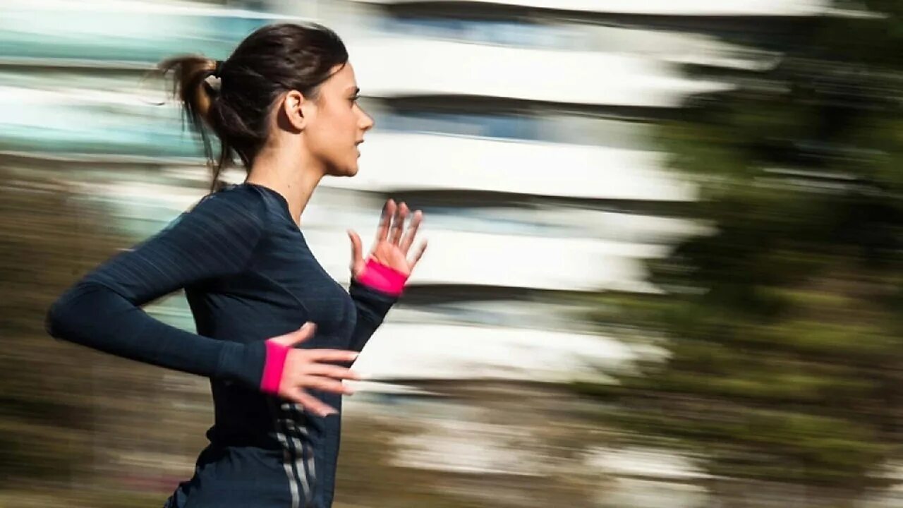 бег на выносливость. спортивная девушка бежит. девушка бежит. клип девушка бежит. девушка бежит.