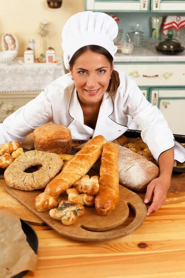 Пирожок у девушки. Девушка ест гамбургер. Девушка с пирогом. Женщина с пирожками. Девушка с пирогом.