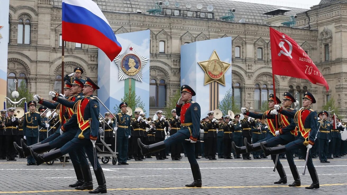 Красный выносить. Знамя Победы на параде в Москве. Вынос Знамени Победы на красной площади. Вынос Знамени Победы на красной площади 2021. Парад Победы 2020 в Москве вынос Знамени.