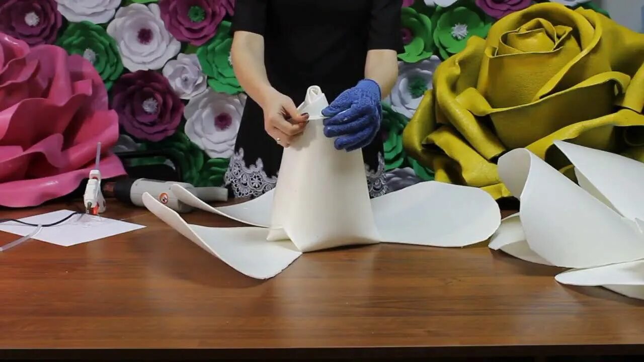 Цветы из гофрированной бумаги пионы. Объемные цветы из гофрированной бумаги. Пион из гофробумаги мастер класс. Пион из гофробумаги мастер класс. Большие цветы мастер класс.