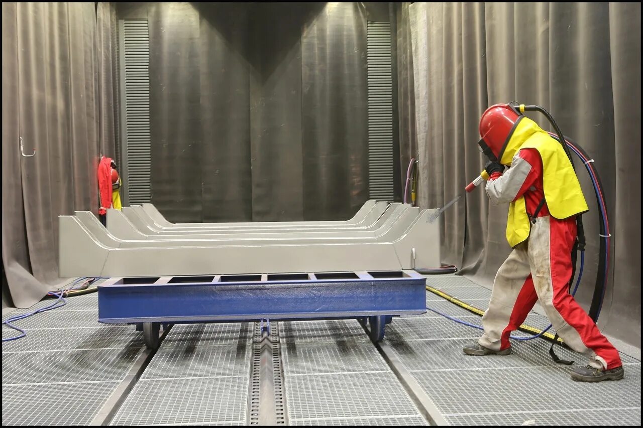 Shot-blasting chamber rubber. Пескоструйная обработка машины. Пескоструйная камера пк-40ае. Пескоструйная камера контракор. Пескоструйная дробеструйная камера.