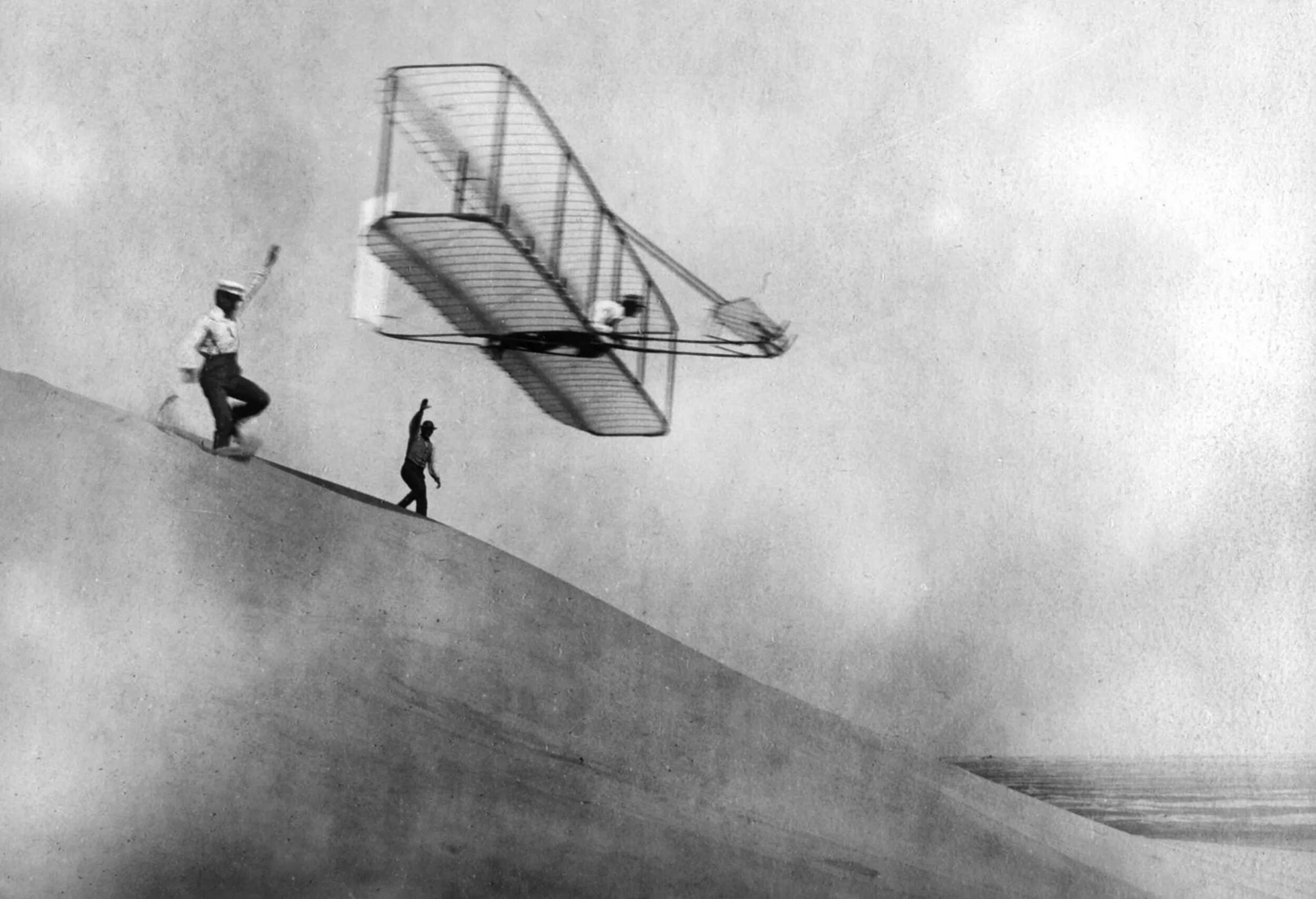Первый урок полетов. Первый летательный аппарат братьев Райт. Планер братьев Райт. Планера братьев Райт 1900. Первый полет братьев Райт 1903.