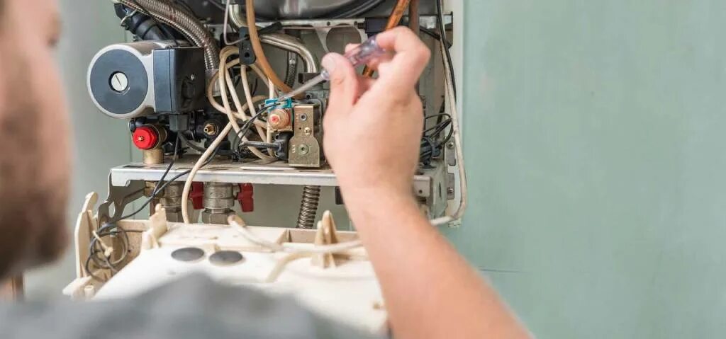 Газовый котел протерм ошибка f28. Регулировка котла. Ремонтирует газовый котёл. F62 протерм. Газовый котел ремонт авито.