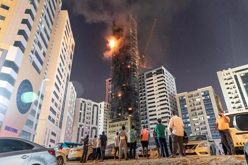 Горит небоскреб. Дубай пожар в небоскребе 2020. Пожар небоскреба в Шардже. Пожар в ОАЭ небоскреб. Пожар в небоскребе в Южной Корее.