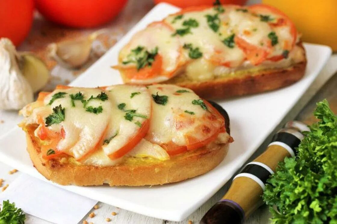 Быстрые горячие бутерброды. Простые горячие бутерброды. Горячие бутерброды с сыром. Горячий бутерброд с колбасой. Бутерброды с помидорами и сыром.