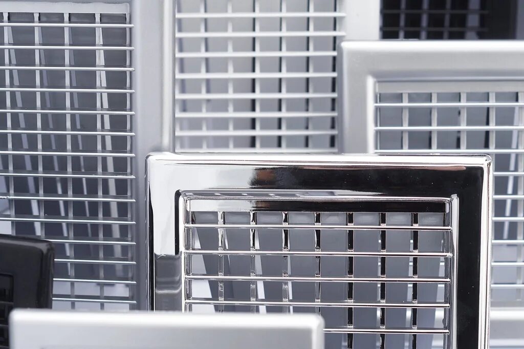 Убрать решетку. Снятие решетки радиатора туарег 2008. Решетки жалюзийные регулируемые. Сетка volvo s70. Volkswagen polo 2022 сетка в решетку радиатора.