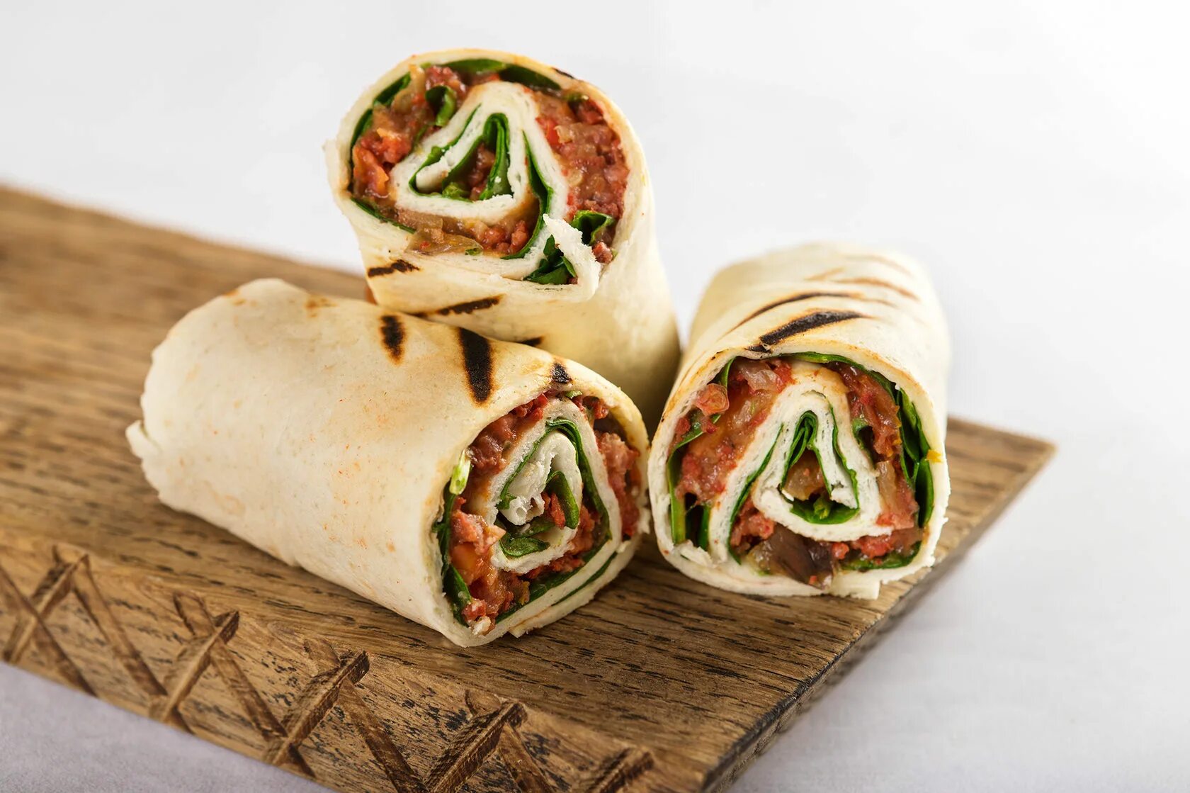 Бурито с курицей. Бурито мексика. Буррито. Тако и бурито. Бургер с мексиканской лепешкой.