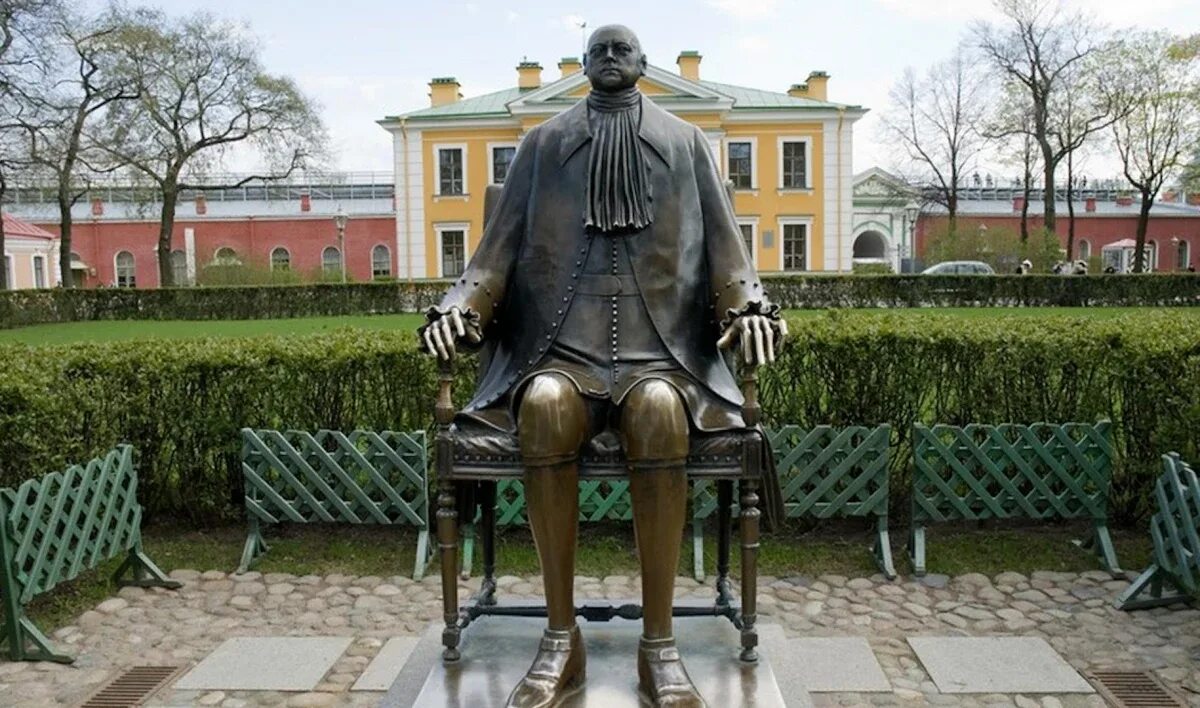 Скульптура Петра 1 в Петропавловской крепости