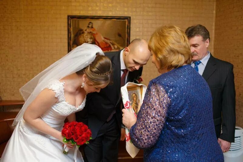 Как правильно благословить дочь на свадьбе. Благословение родителей перед свадьбой. благословение молодых на свадьбе. молодожены с родителями. благословение родителями на свадьбе.
