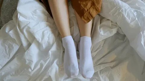 Белые ноги и девочка
