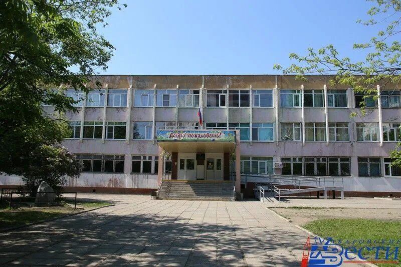Школа 32 хабаровск. Возле школы. 68 Школа Хабаровск фото. Ларек около школы. Поле на 68 школе в Хабаровске.