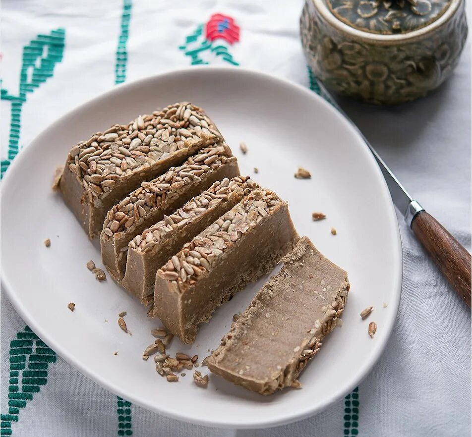 Халва самаркандская фисташковая. Кунжутная халва. Халва подсолнечная агропетро. Хырт хырт кхалва. Халва подсолнечная.