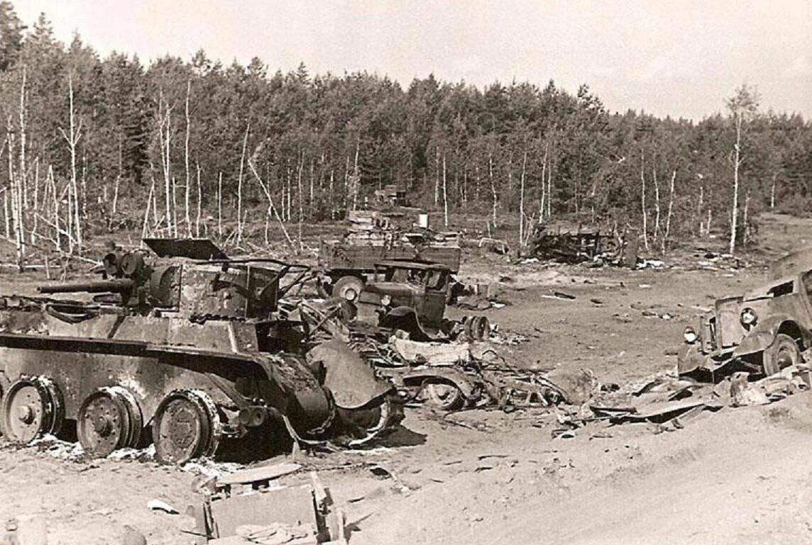 Следующий был 1941. Минский котёл 1941. киевский котел 1941 уничтоженная техника.