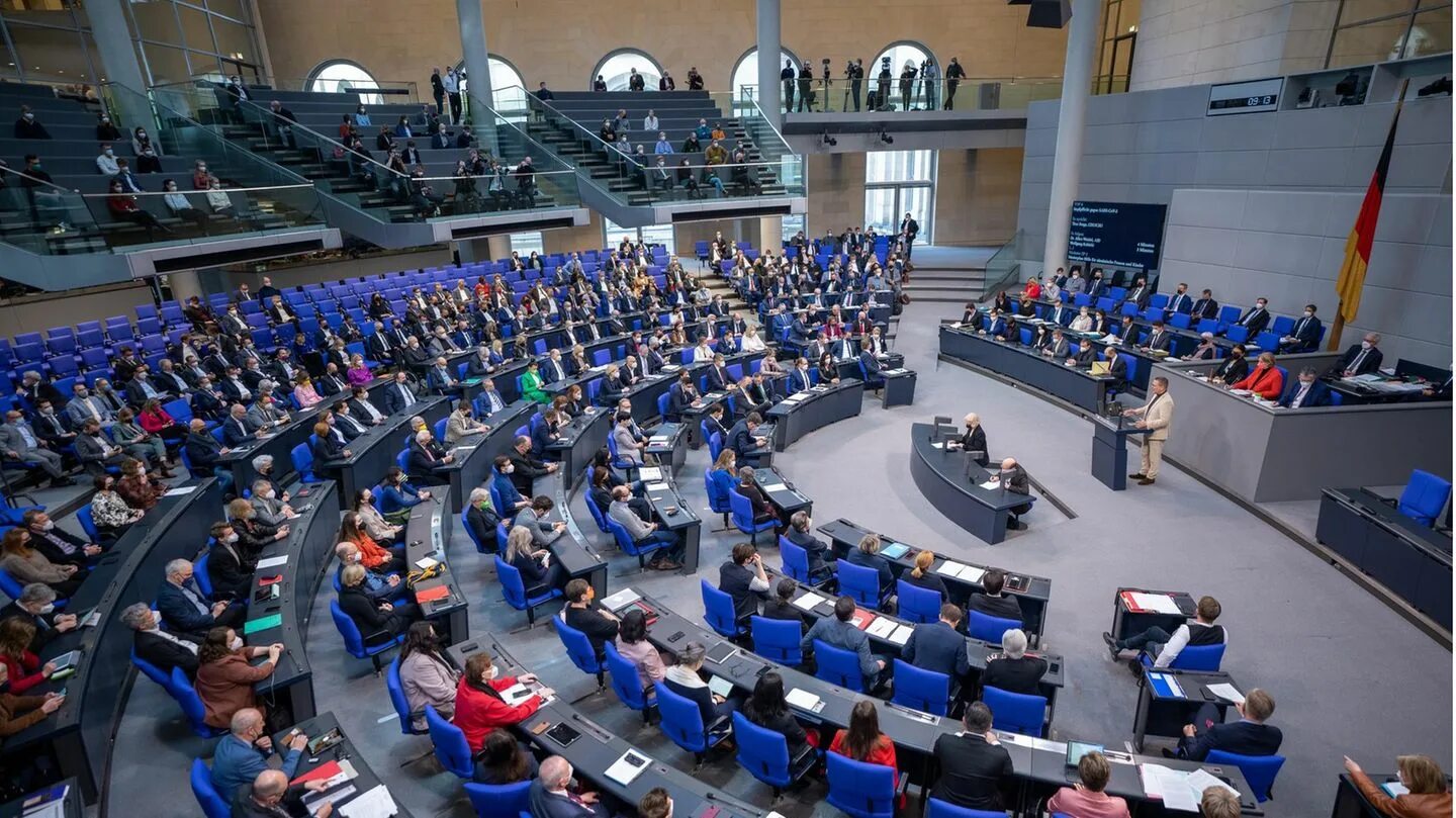 Бундестаг проголосовал против. Парламент Германии Бундестаг. Бундестаг заседание. Трибуны Бундестага. Парламент Германии 2022.