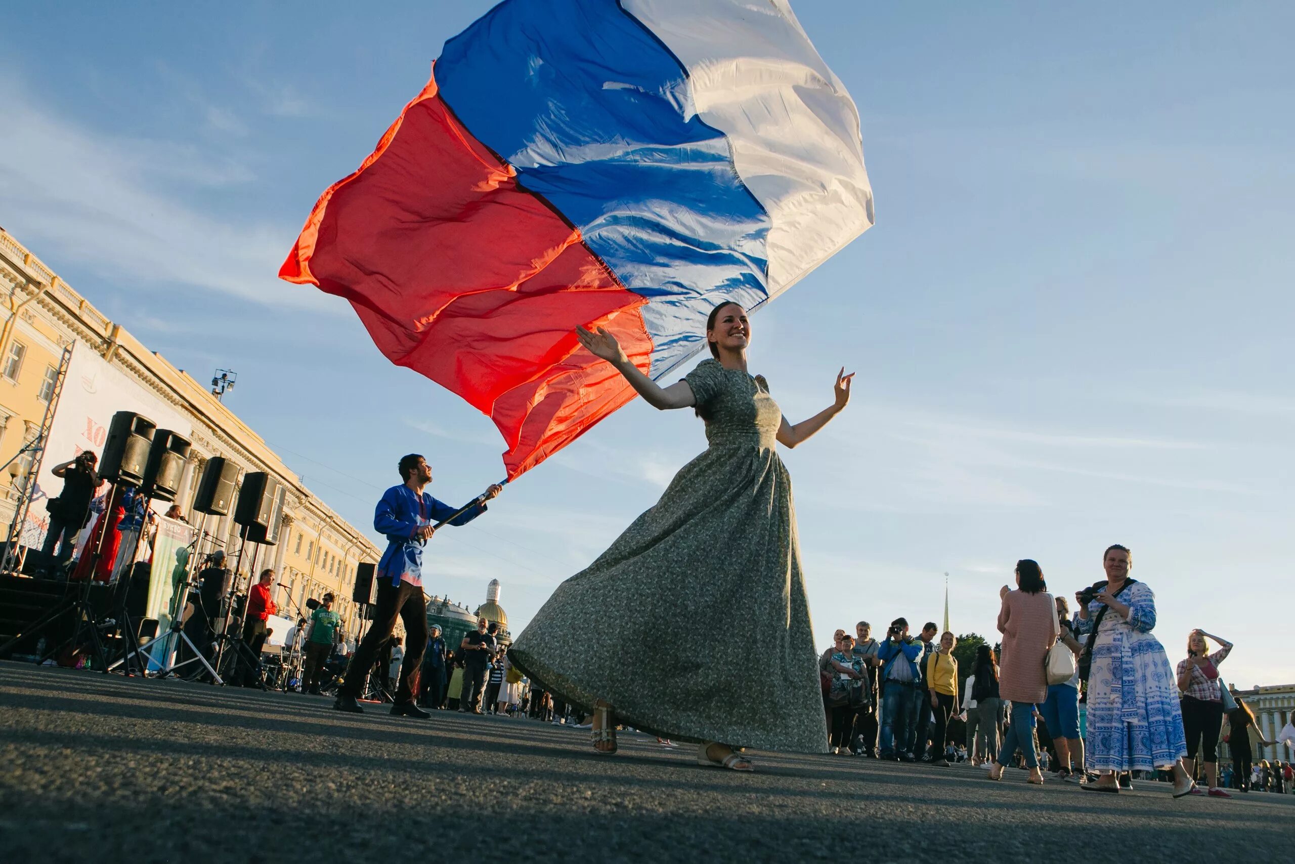 12 июня санкт петербурга. Люди с российским флагом. С днем России. Празднование дня флага России. День России в Санкт.