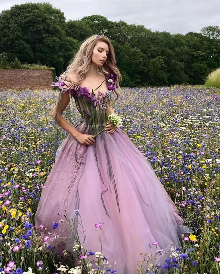 Платье из сказки. Платье из сказки. Платье из сказки. Анджела клейтон готический стиль шьет. Красивые платья средневековья.