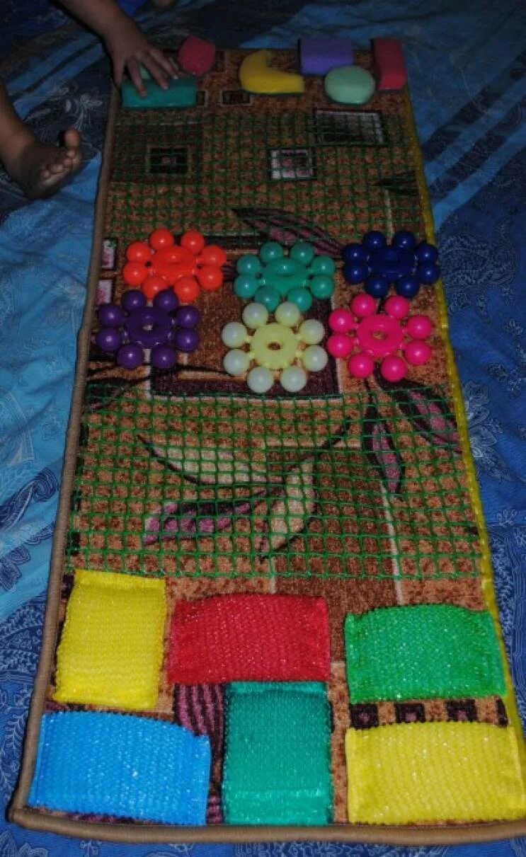 Массажный коврик из пуговиц для детей. Массажная дорожка для детей. Массажные коврики для детей в детском саду. Массажные коврики для детей в детском саду. Массажная дорожка.