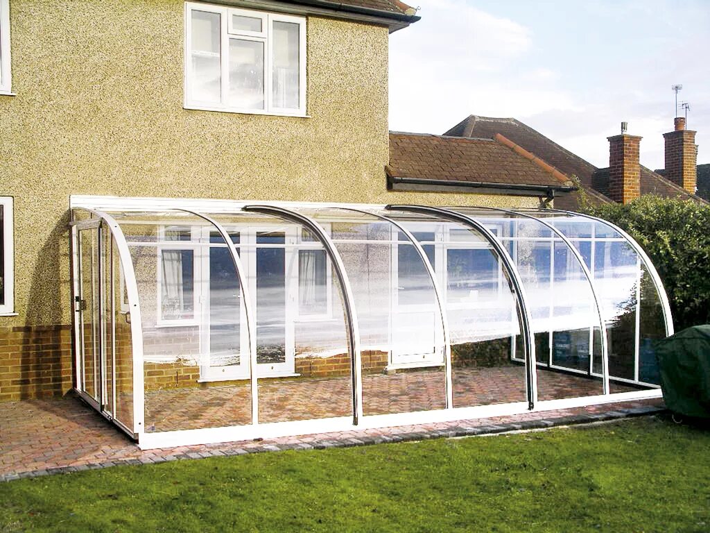 навес над столом на даче. веранда из поликарбоната. веранда изподикарбоната. закрытый навес к дому. веранда к дому из поликарбоната.