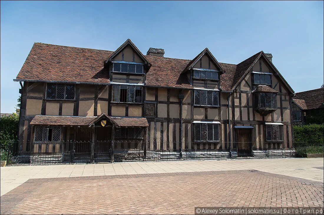 Stratford upon avon shakespeare. Стратфорд дом Шекспира. Дом Уильяма Шекспира в Стратфорде. Музей Шекспира в Стратфорд-на-Эйвоне. Дом-музей Шекспира Англия.