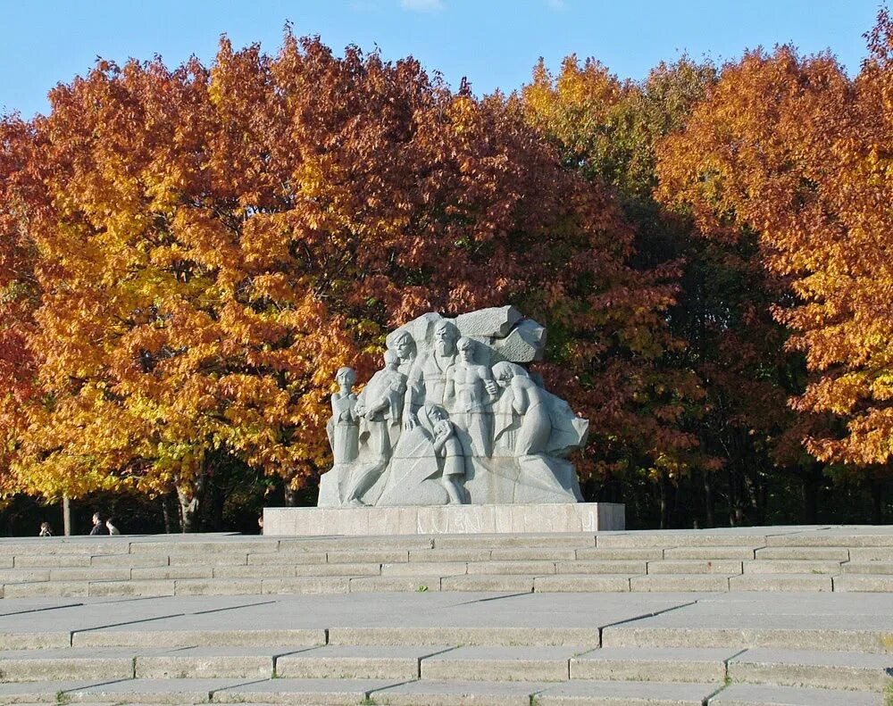 Памятник в чистяковской роще краснодар. Роща памятник. Чистяковская роща краснодар памятники. Чистяковская роща памятник жертвам фашизма. Памятник 13 тысячам краснодарцев-жертвам фашистского террора.