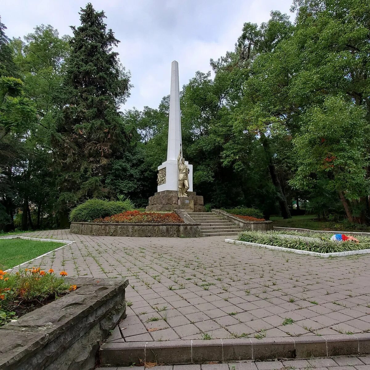 Памятник красным партизанам Невинномысск. Статуи в Краснодарском крае. Сочи памятник воинам. Памятники в Вишневке Краснодарского.