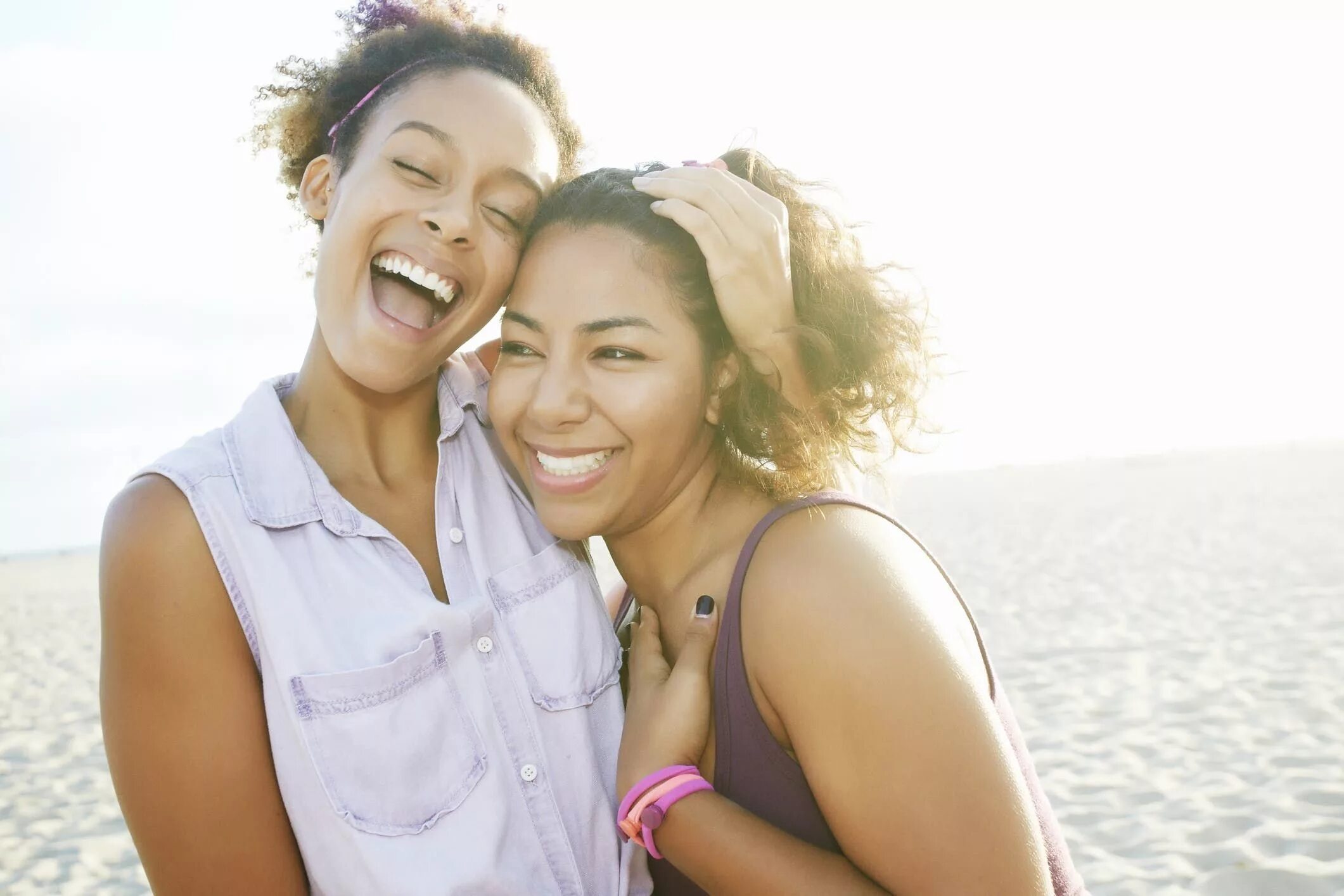 Селфи друзей. Друг в океане. Smiling friends. Smiling to friend.