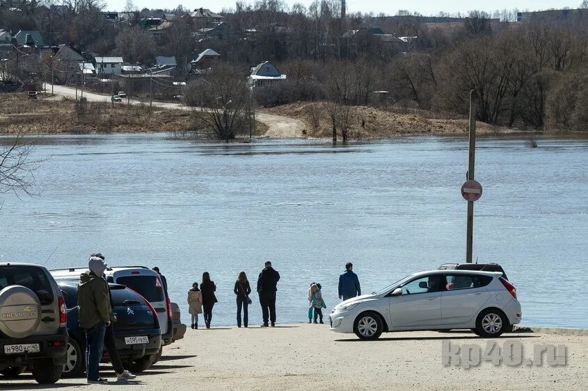 На сколько поднялась вода в тоболе сегодня. Калуга Ока потоп. Уровень воды в Оке Калуга. Уровень воды в Оке. Калуга Ока затопила воду.