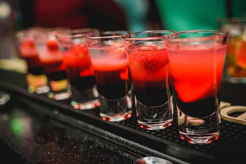 Сет шотов радуга. Сет шотов радуга. Коктейли для шотов. Шот дринки. Бронепоезд коктейль 6 шотов.