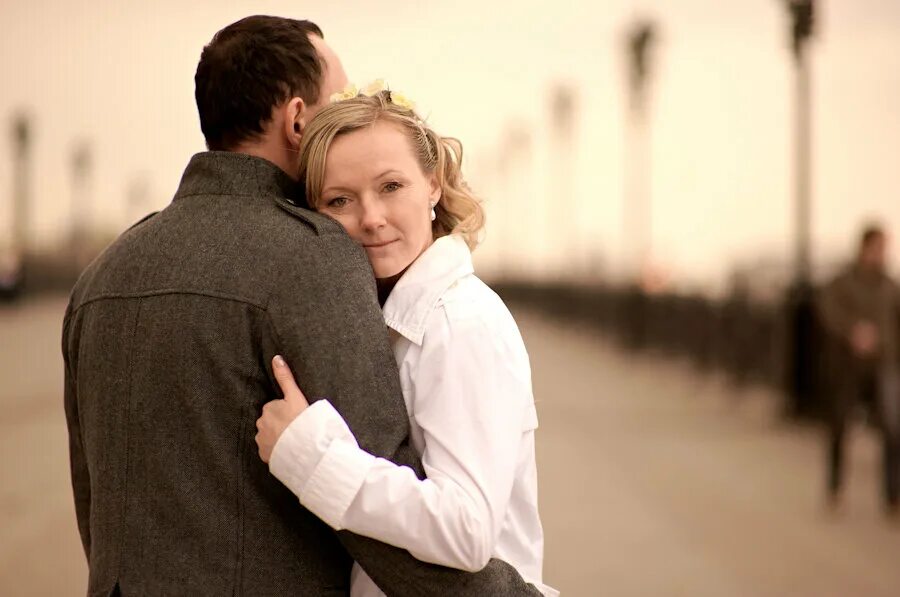 Мужчина и женщина в возрасте. Любящий мужчина. Влюбленные взрослые пары. Мужчина и женщина среднего возраста. Парень влюбился в 40.