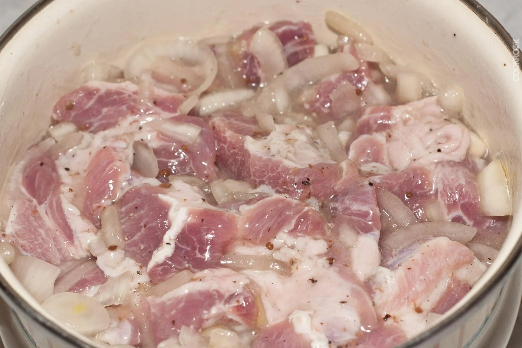 Мясо для шашлыка замаринованное в луке. Мясо для шашлыка. мясо в маринаде для шашлыка. маринованное мясо для шашлыка. маринад для шашлыка из свинины.