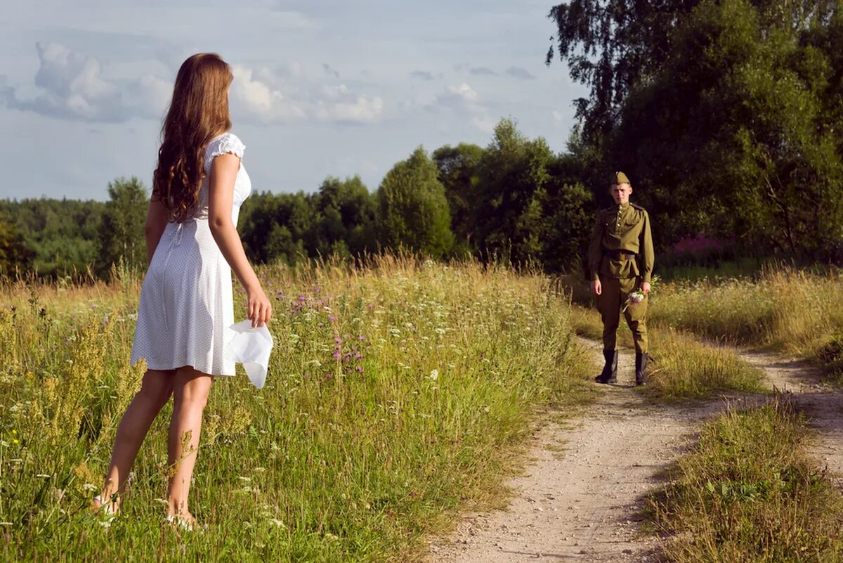 Девушка провожает солдата. Девушка солдат. Солдат уходит. Девушка ждет солдата.