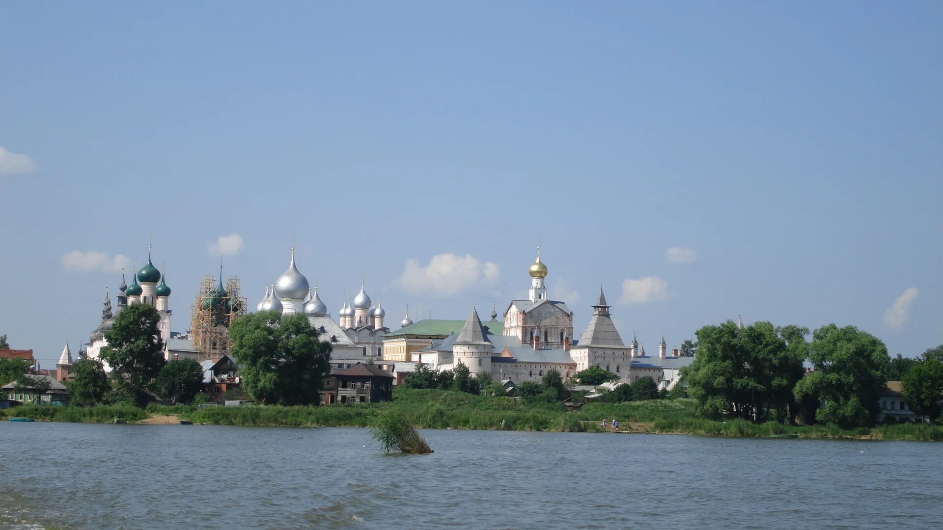 На берегах озера неро между москвой. Ростовский Кремль с озера Неро. Ростов Великий Кремль на озере Неро. Ростов Кремль на озере Неро. Ростов Великий река.