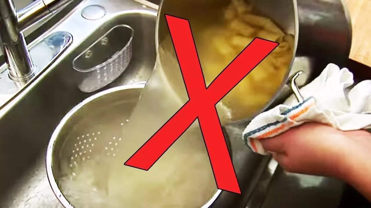 Промывать ли спагетти после варки. Сливаем макароны в дуршлаг. Сливать воду с макарон через дуршлаг. Сливать воду из кастрюли. Слить макароны в кастрюлю.