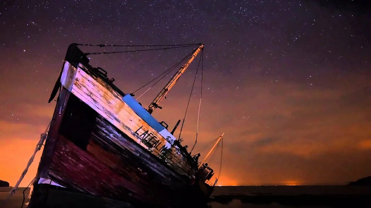 Судно ночь 3. Погрузка теслы на корабль ночью. ночь на корабле портрет фото.