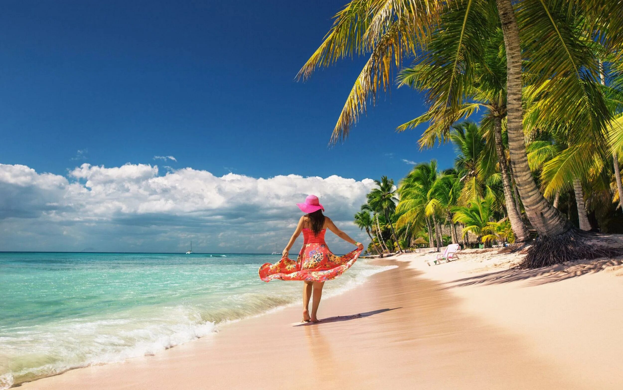 Карибское море Доминикана. Девушка на пляже пальмы. Пляж море пальмы девушки. Карибское море пальмы девушка.