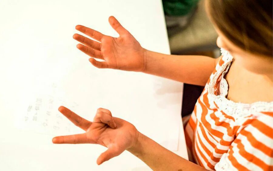 Думать считать помогать. Считает на пальцах. Ребенок считает на пальцах. Девочка считает на пальцах. Учимся считать пальцы для детей.