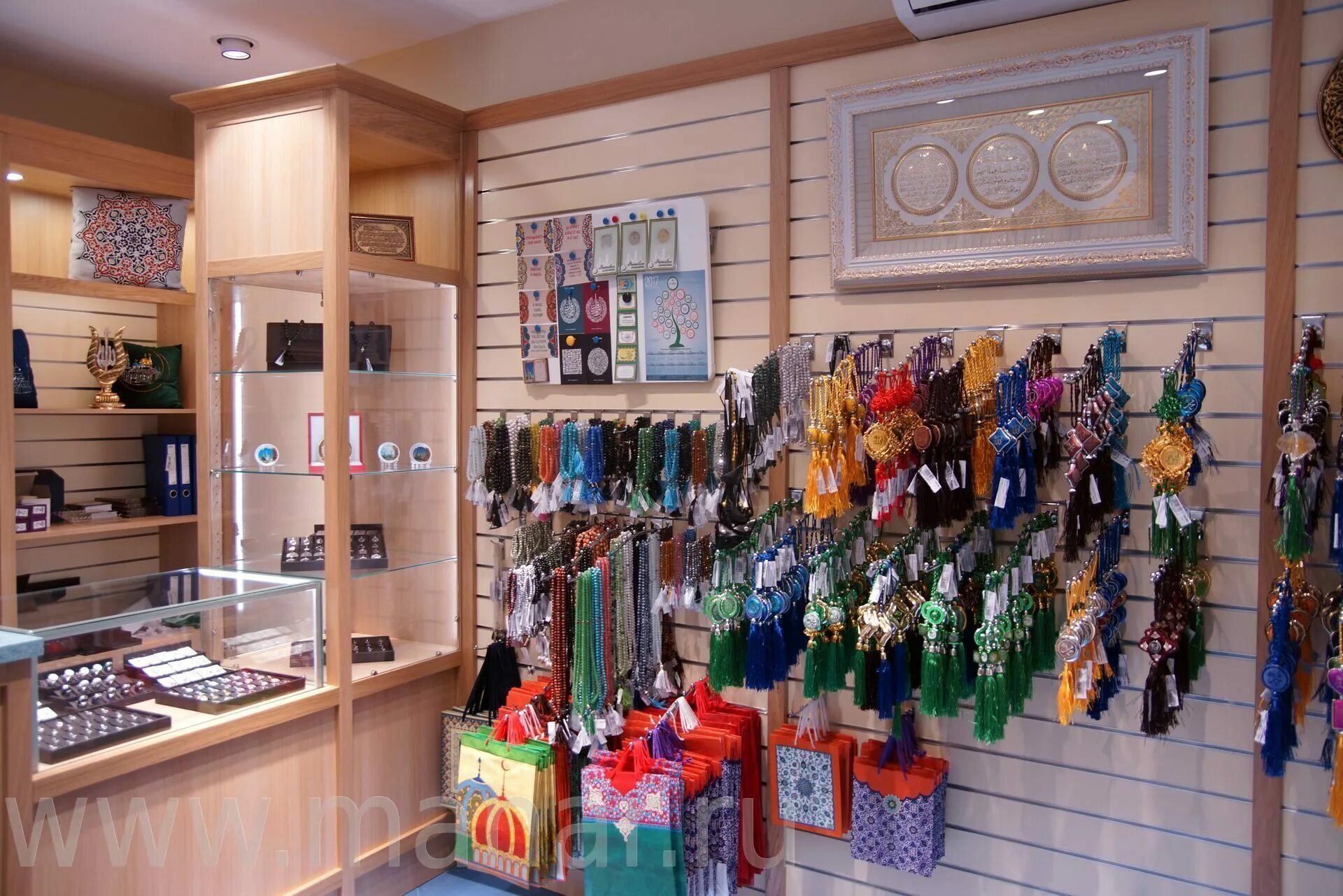 мусульманский магазин рядом. магазин мусульманской одежды. интерьер магазина мусульманской одежды. мусульманский магазин рядом. мусульманские магазины в москве.