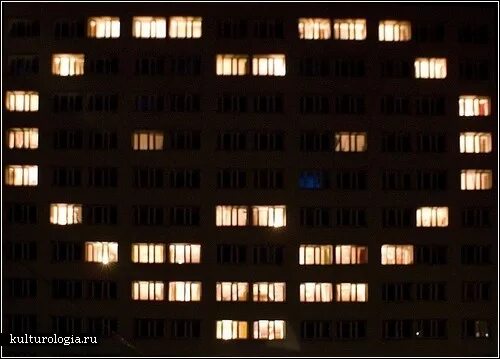 Дом где есть сердце. Сердце из окон домов. многоэтажный дом окна ночью. свет в окне многоэтажки. свет в окнах многоэтажек.