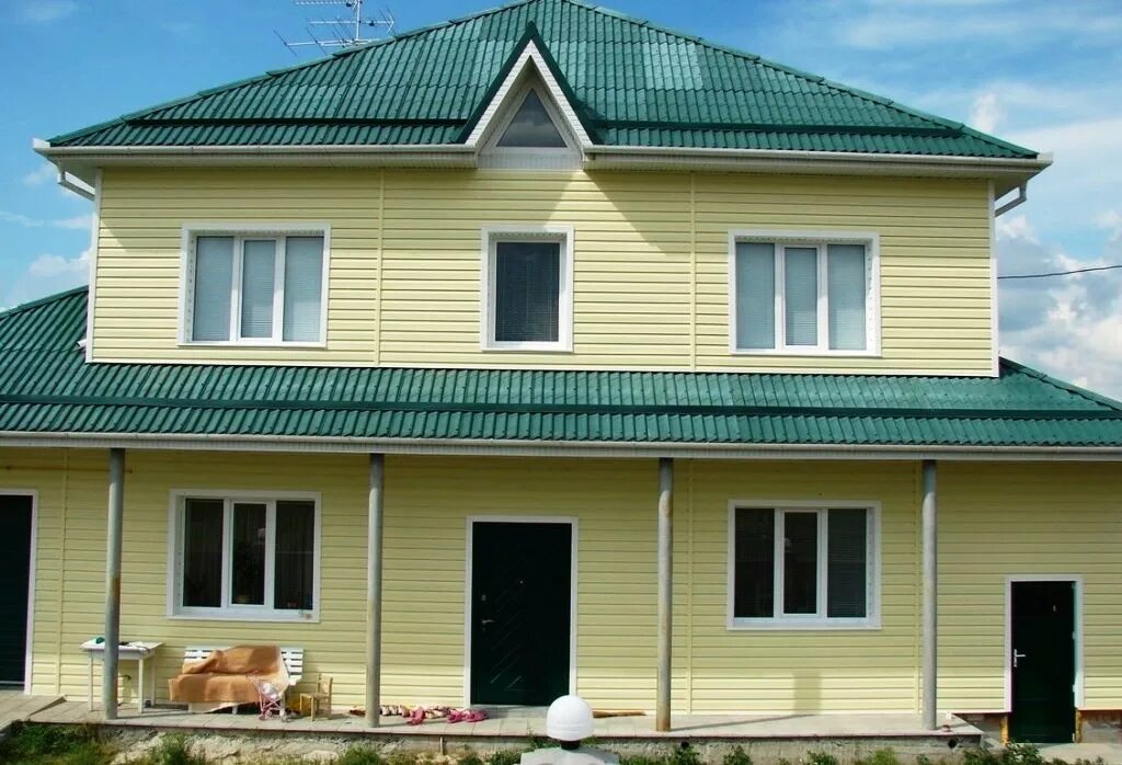 Дом с зеленой крышей сочетание цветов фасадов best roof color for grey house Metal roof houses, House roof design, Green roof