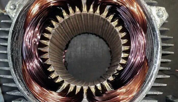 Медная обмотка двигателя. Обмотчик электродвигателей. Медная проволока для двигателя. Rem and coil катушки. Катушки статора электродвигателя 4амн280s4у3.
