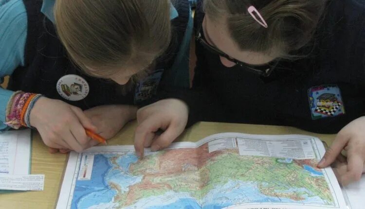 Урок географии. Рисунки по географии. Практические работы на уроке географии. Учительница географии. Школьники на уроке географии.